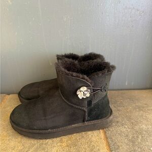 Bejeweled Ugg boots sz 7.5 💕 ankle length gently used.